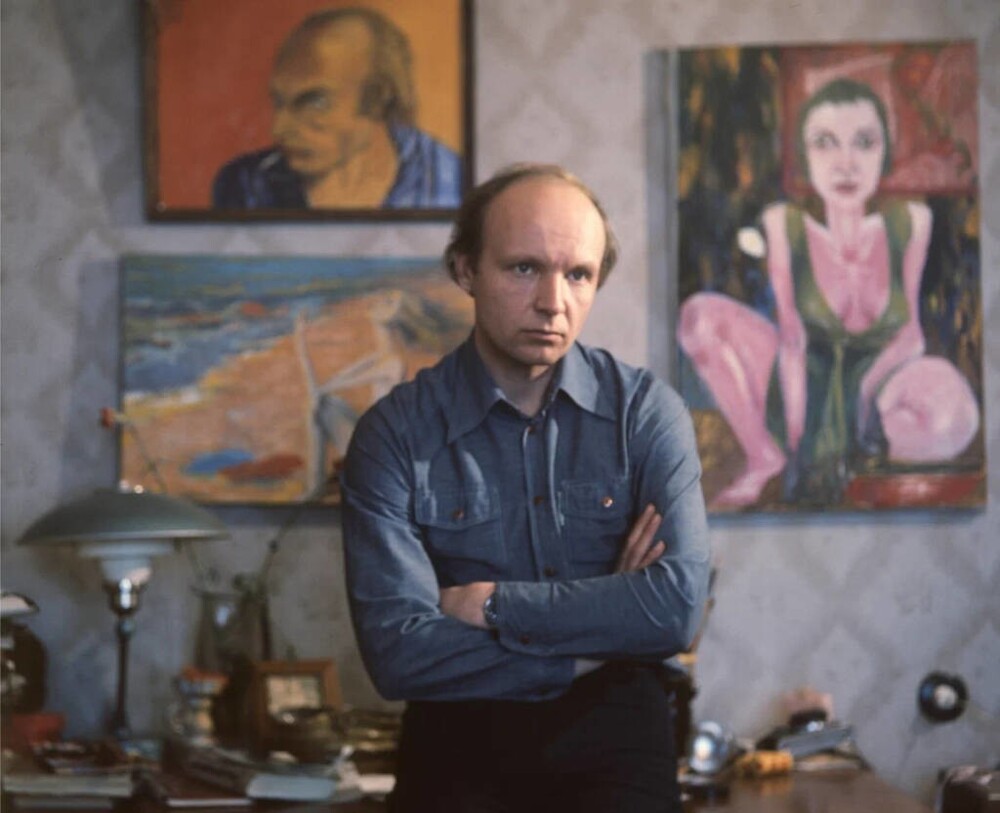Андрей Мягков дома со своими живописными работами, 1978 год