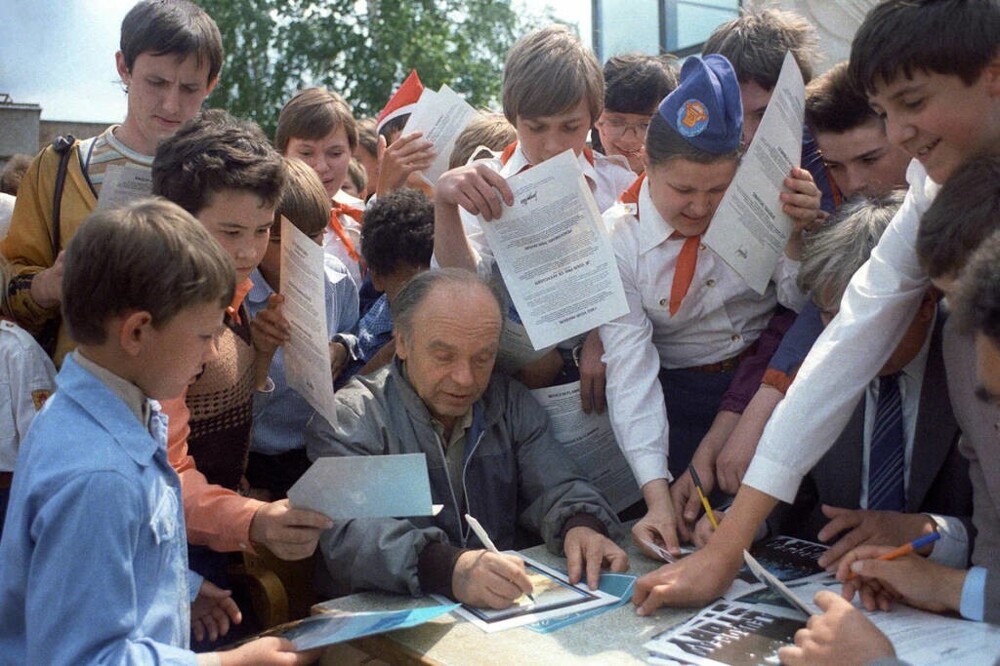 Владимир Шаинский раздает автографы юным почитателям, 1985 год