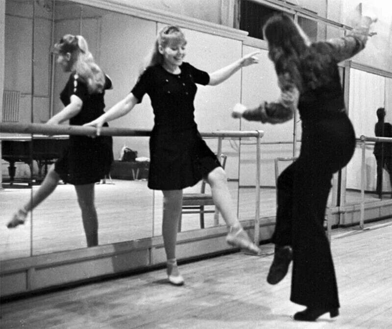 Людмила Сенчина на занятиях в балетном классе, 1974 год