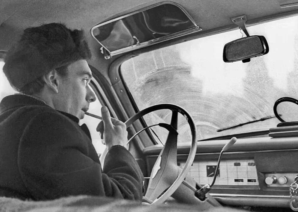 Алексей Баталов в салоне своего автомобиля, 1964 год