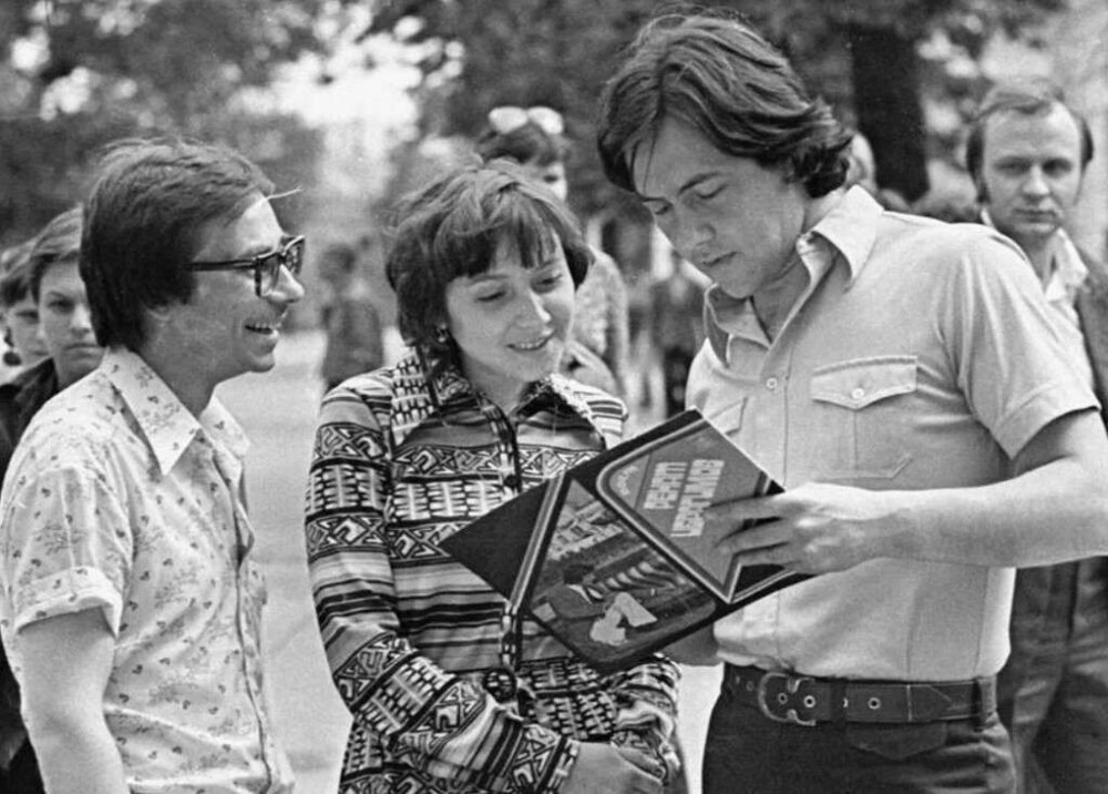 Ренат Ибрагимов даёт автографы жителям Казани, 1980 год