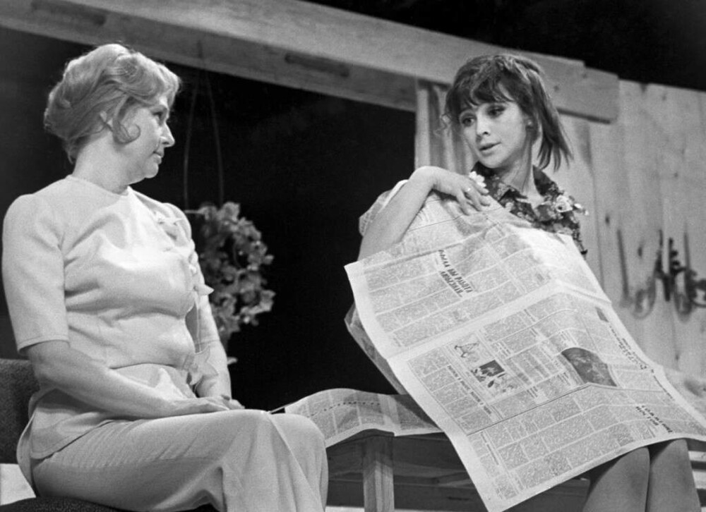 Нина Веселовская и Наталья Варлей в спектакле «Прощание в июне», 1978 год