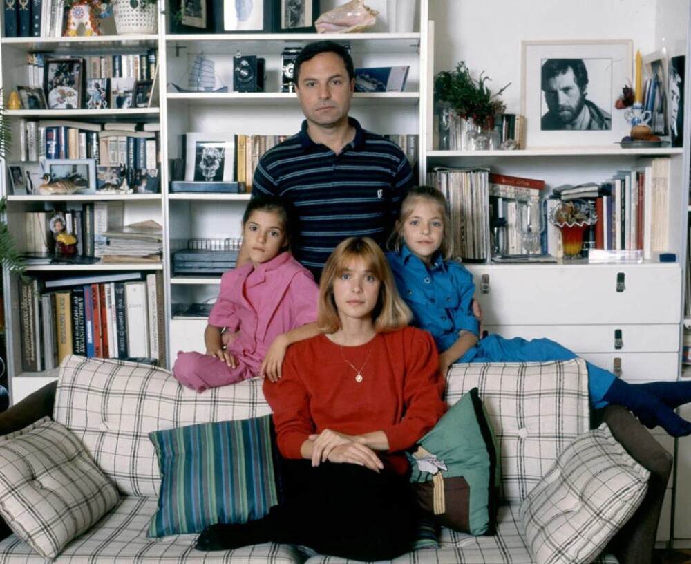Вера Глаголева с мужем Родионом Нахапетовым и дочерьми Машей и Аней, 1987 год