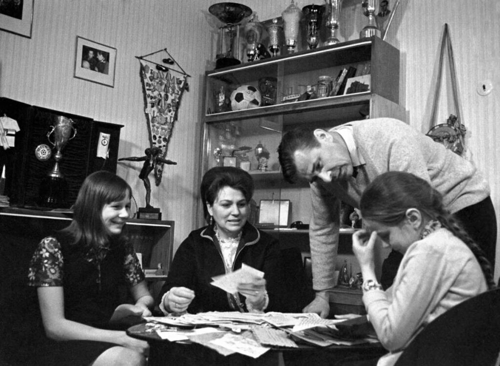 Лев Яшин, его супруга Валентина Тимофеевна и их дочери Ирина и Елена дома во время чтения писем от поклонников футболиста, 1971 год