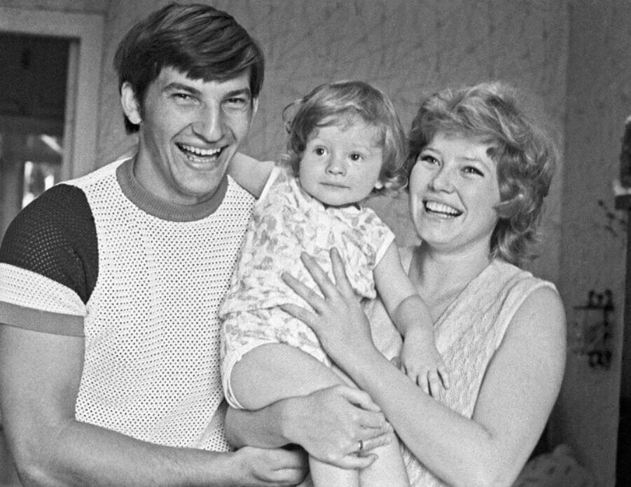 Владислав Третьяк с женой Татьяной и сыном Димой, 1974 год