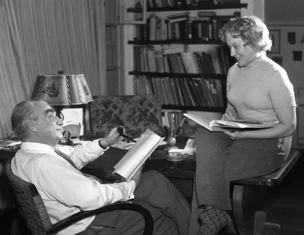 Любовь Орлова с мужем Григорием Александровым за чтением сценария к фильму «Пилигримы», 1956 год