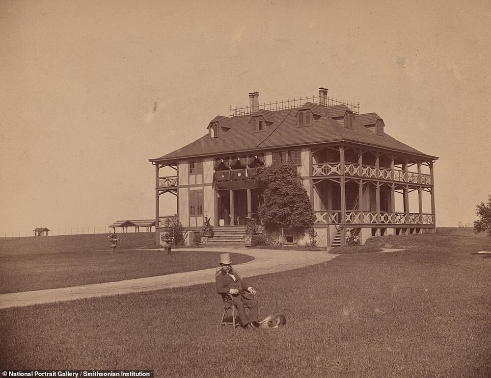 13. Неизвестный мужчина на фоне дома Улисса С. Гранта, президента Соединенных Штатов с 1869 по 1877 год. 8 августа 1885 года (сам Грант умер ранее в том же году)