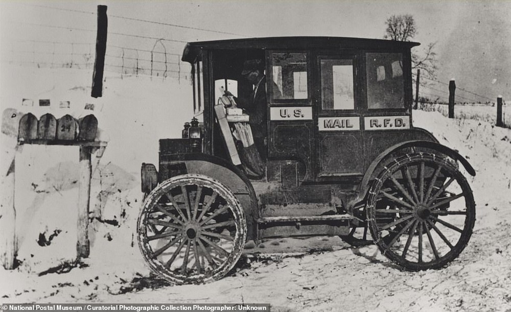 7. Курьер службы сельской доставки RFD (Rural Free Delivery) запечатлен в новой машине у почтовых ящиков. 1910 год