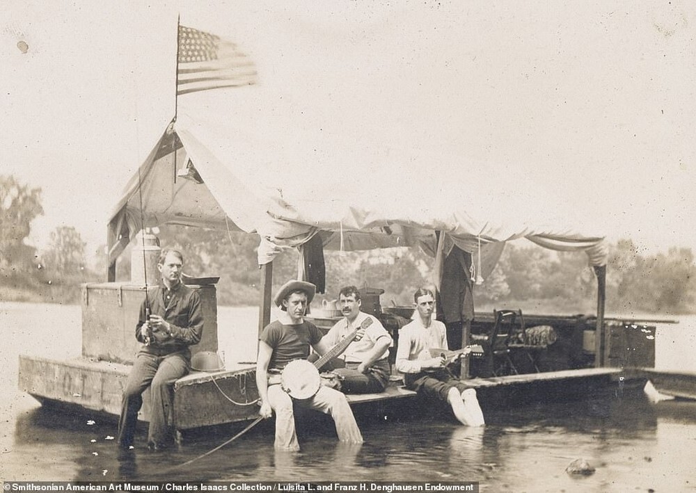 1. Мужчины на плоту, примерно 1910 год