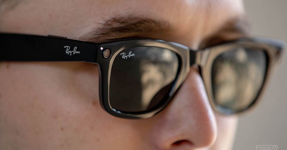 27. Компания Ray-Ban начала выпускать очки со встроенной камерой