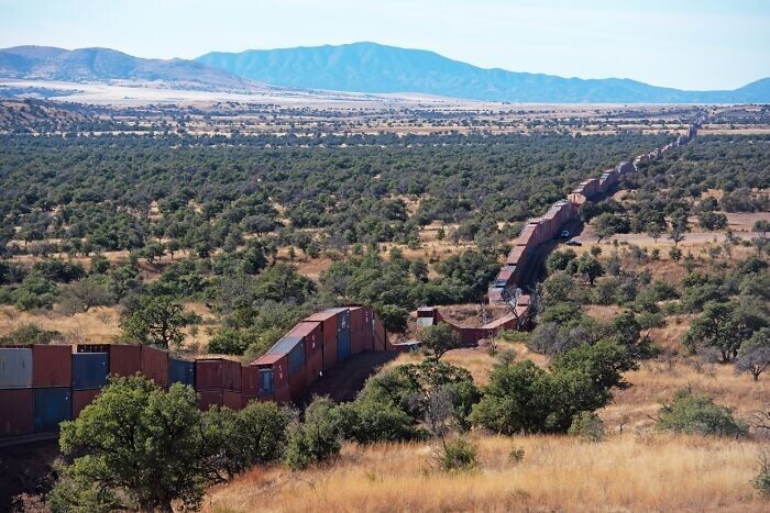 28. Граница между американским штатом Аризона и Мексикой