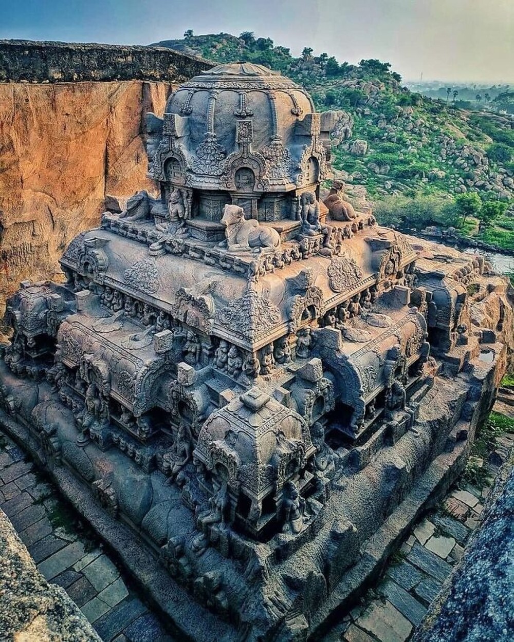 2. Скальный индуистский храм Кайласанатха в Эллоре, индийский штат Махараштра