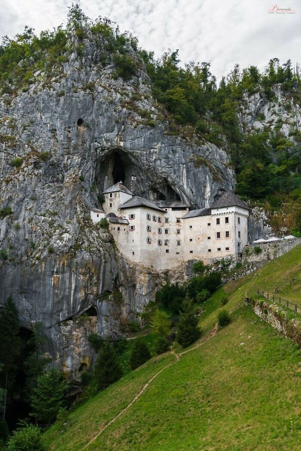 30. Предъямский замок в Словении, встроенный в скалу и прикрывающий собой вход в гигантскую пещеру