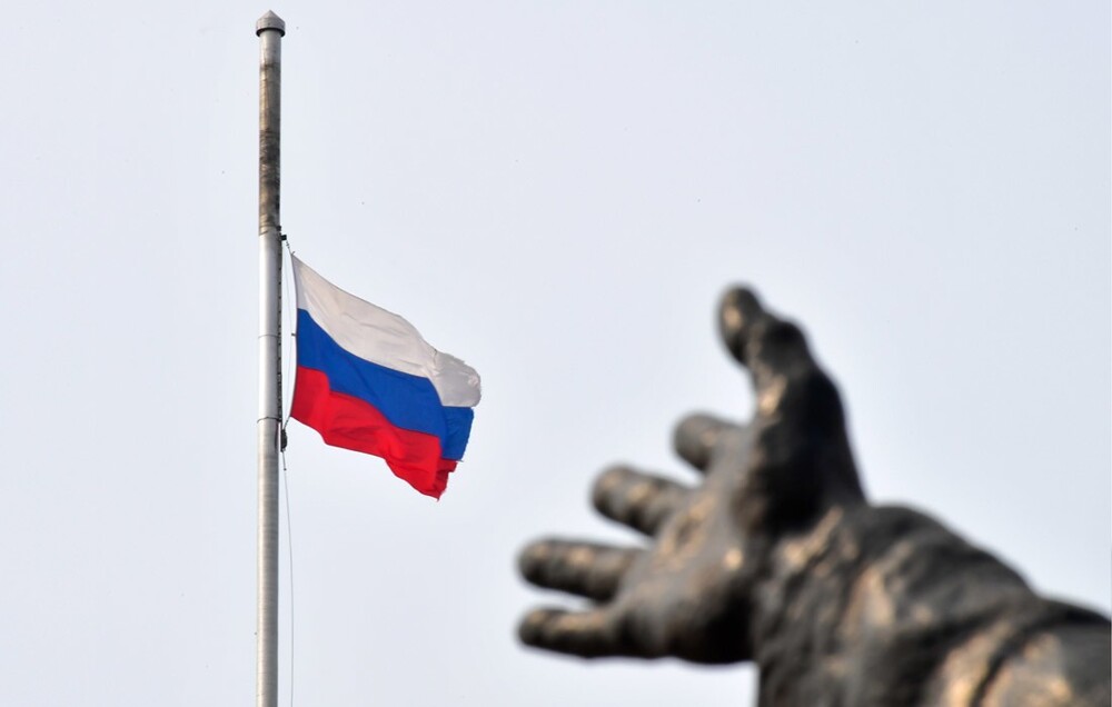 Пьяный дворник сорвал флаг России с поликлиники, попытался его сжечь и поплатился