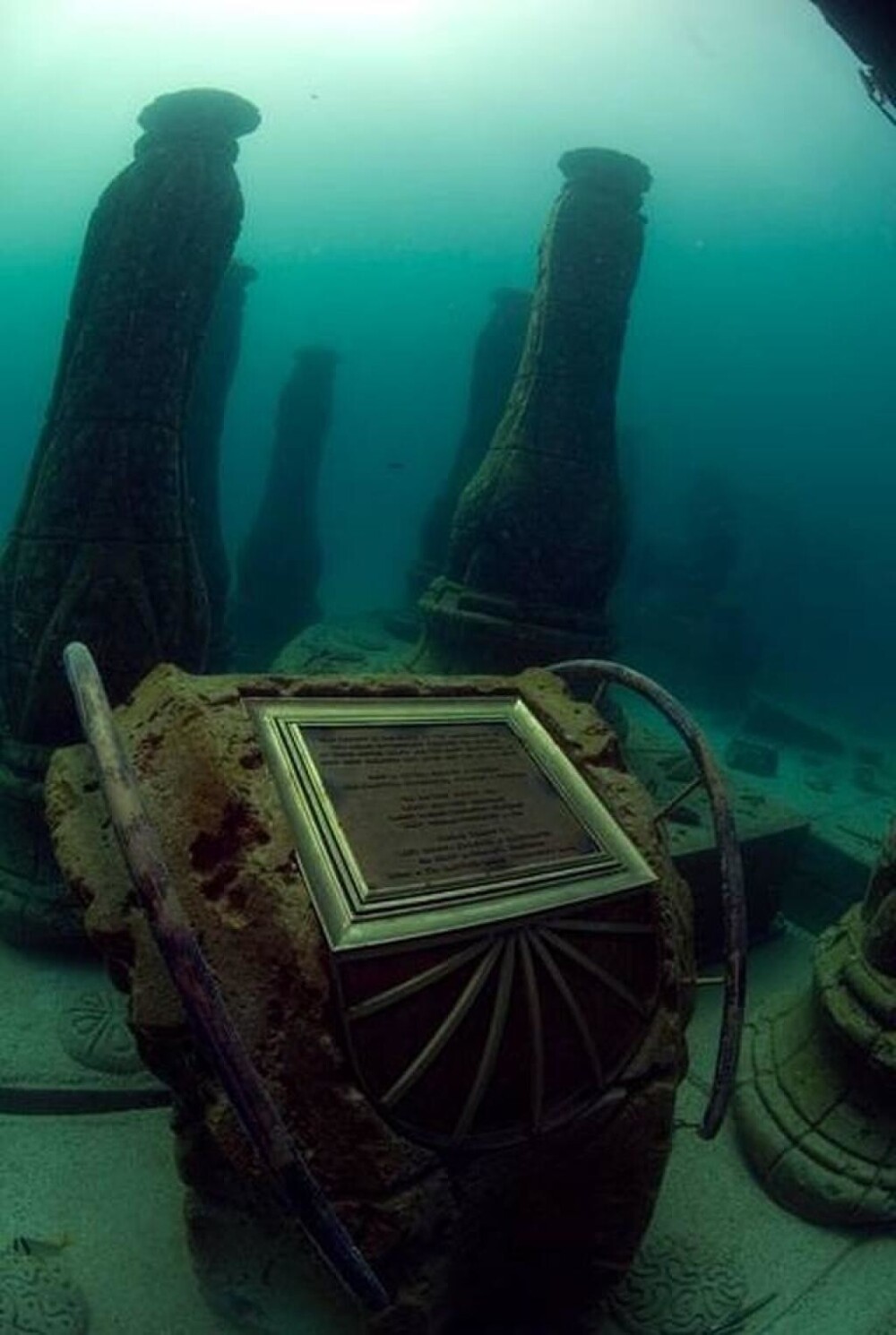 21. Колонны и скульптуры в парке Neptune Memorial Reef