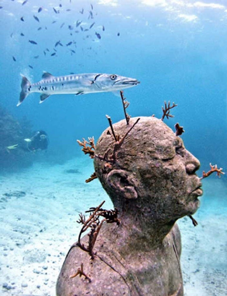 1. Статуя мужчины у берегов Канкуна, Мексика