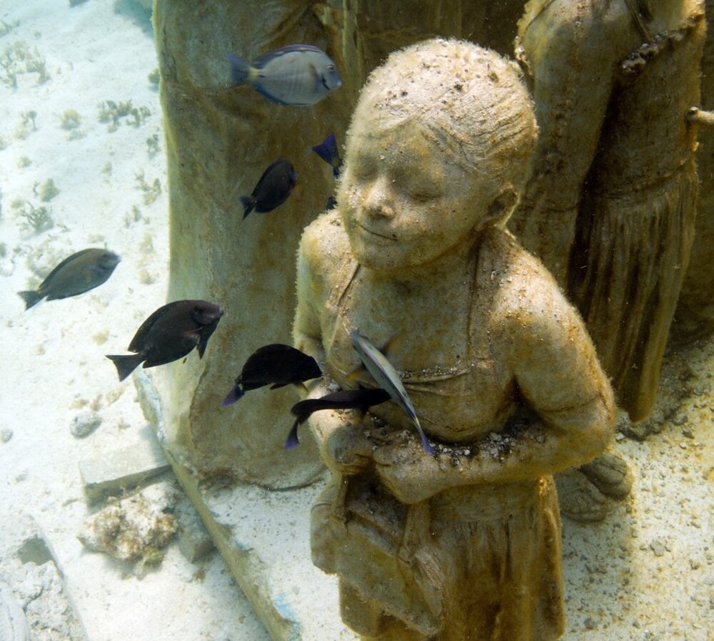 7. Статуя маленькой девочки. Подводный музей в Канкуне