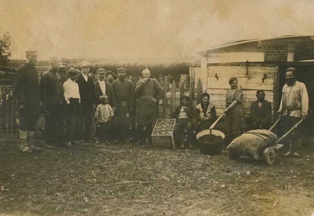 Жители деревни Кувыково фотографировались 4 ноября 1935 года.