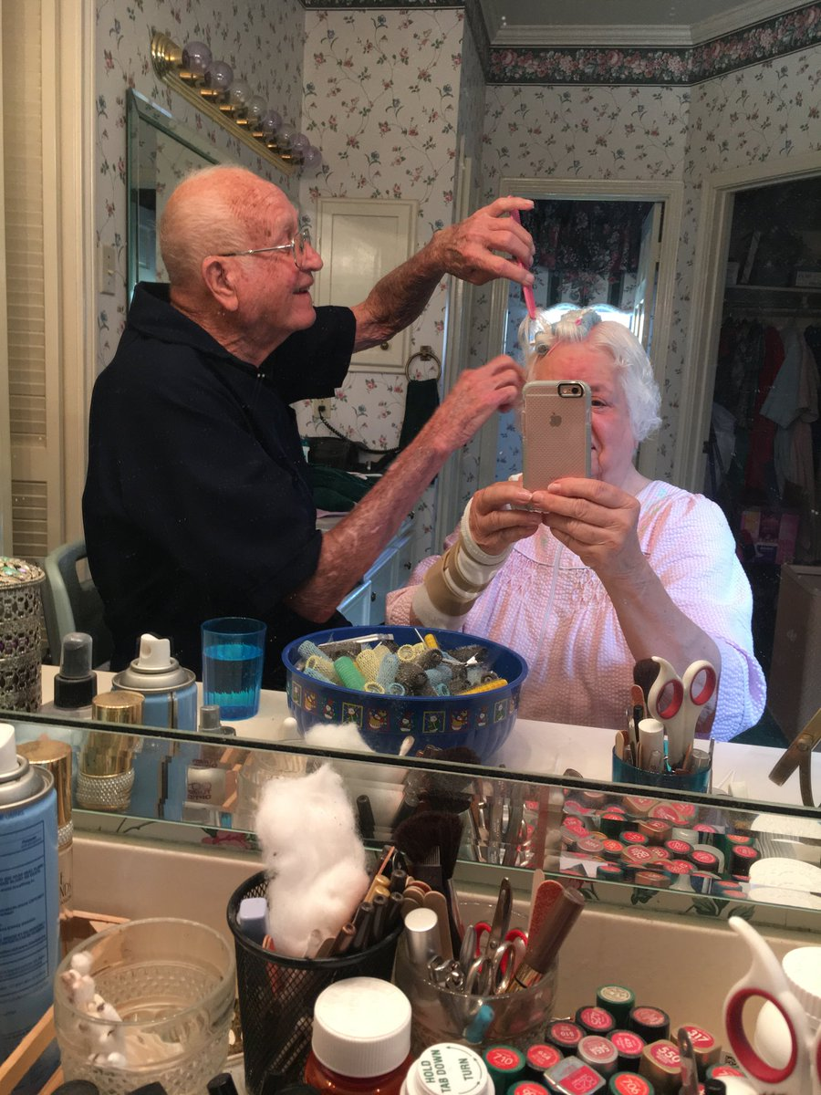 2. "Дедушка помогает бабушке укладывать волосы"