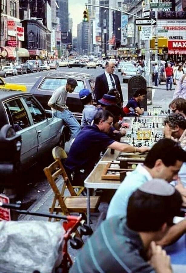  Игра в шахматы на Таймс-сквер, Нью-Йорк, 1986 год