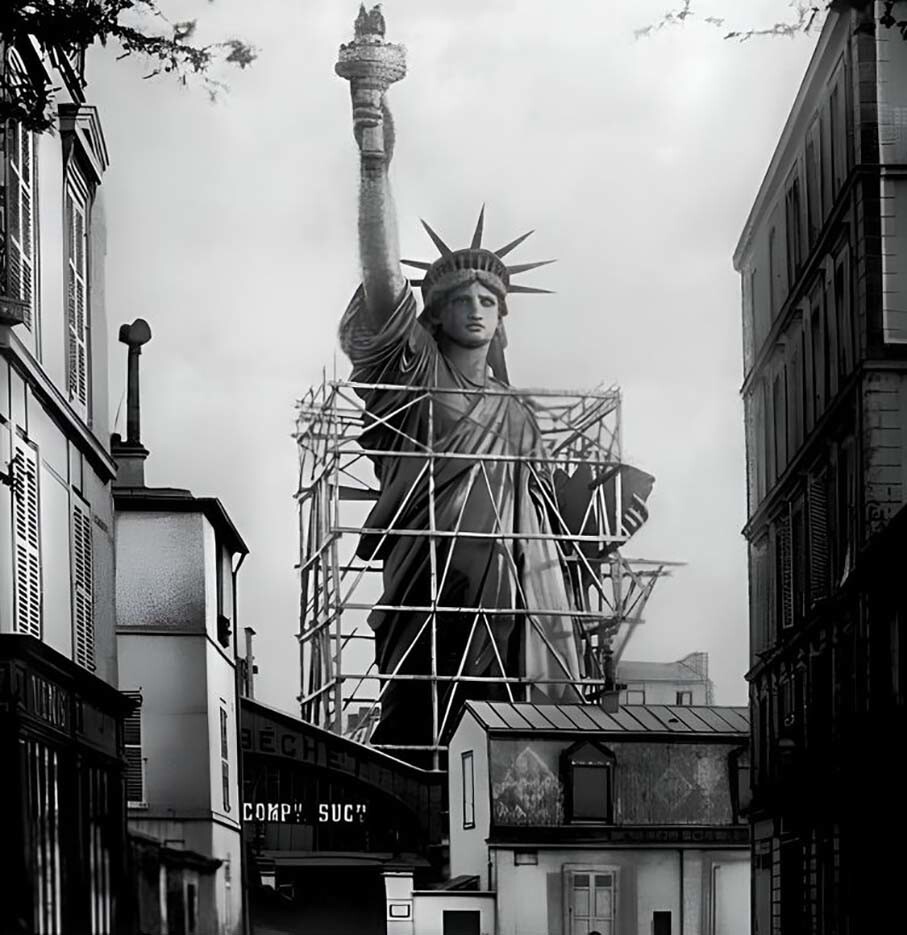Статуя Свободы в окружении строительных лесов во время завершения её строительства в Париже, около 1885 года
