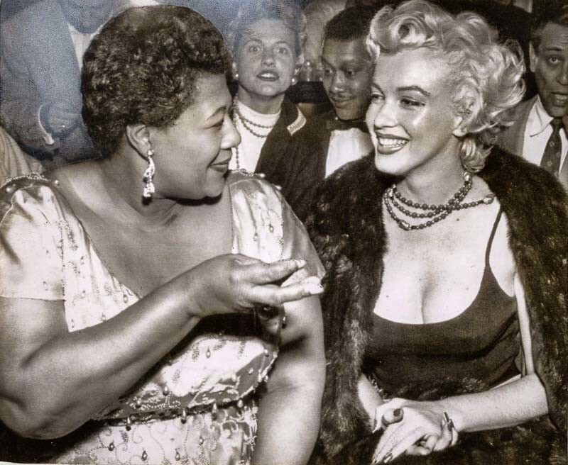Элла Фитцджеральд и Мэрилин Монро (на фото справа) в голливудском джазовом клубе Тиффани. Фотография из архива Los Angeles Times .1954 год