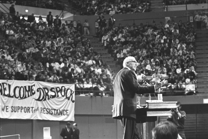 Доктор Спок выступает на митинге против войны во Вьетнаме. США, 1968 год