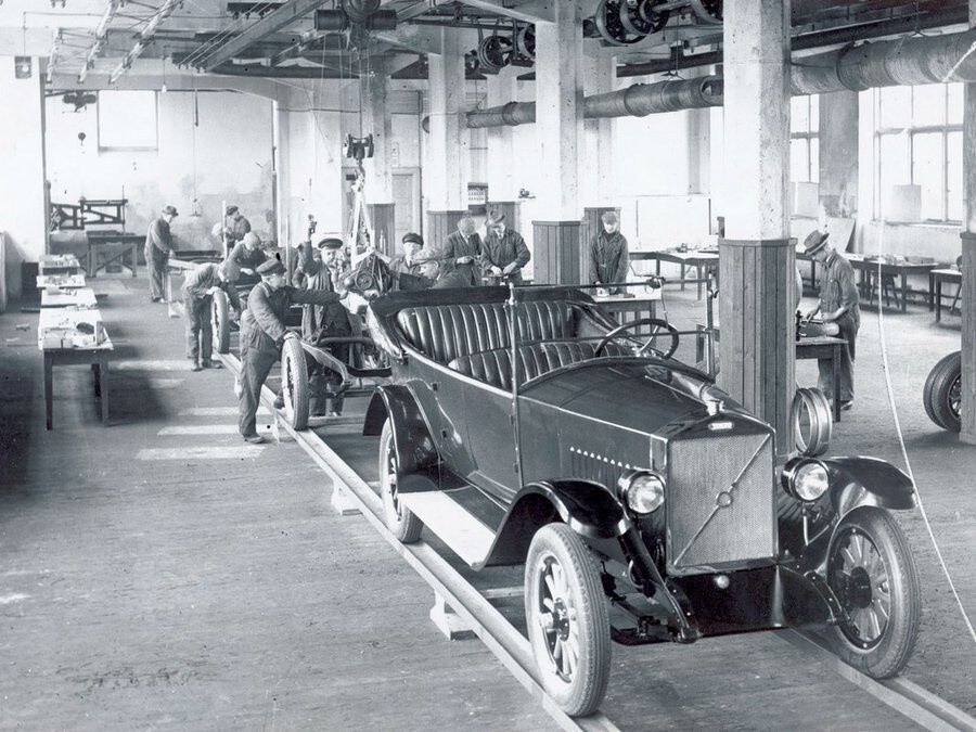 14 апреля 1927 года в шведском Гётеборге сошёл с конвейера первый красавец-автомобиль "Volvo"