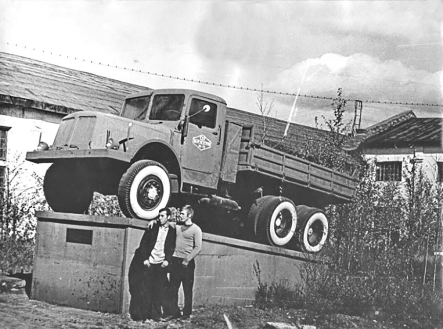  Tatra 111. Установлена в 1973 г. возле автобазы № 5 объединения «Северовостокзолото» (Магаданская обл.), в честь 25-летия прихода сюда первых таких машин.