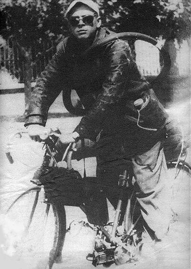 Сидя на своем велосипеде, Гевара позирует для фотографии в Кордове, Аргентина, в 1950 год