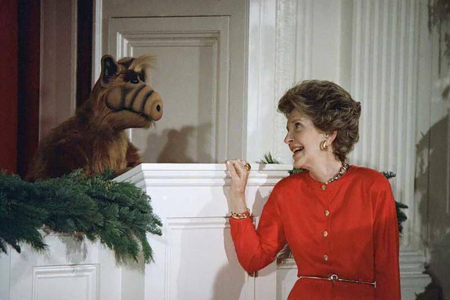 Альф и Нэнси Рейган на рождественской вечеринке Белого дома. США, 1987 год