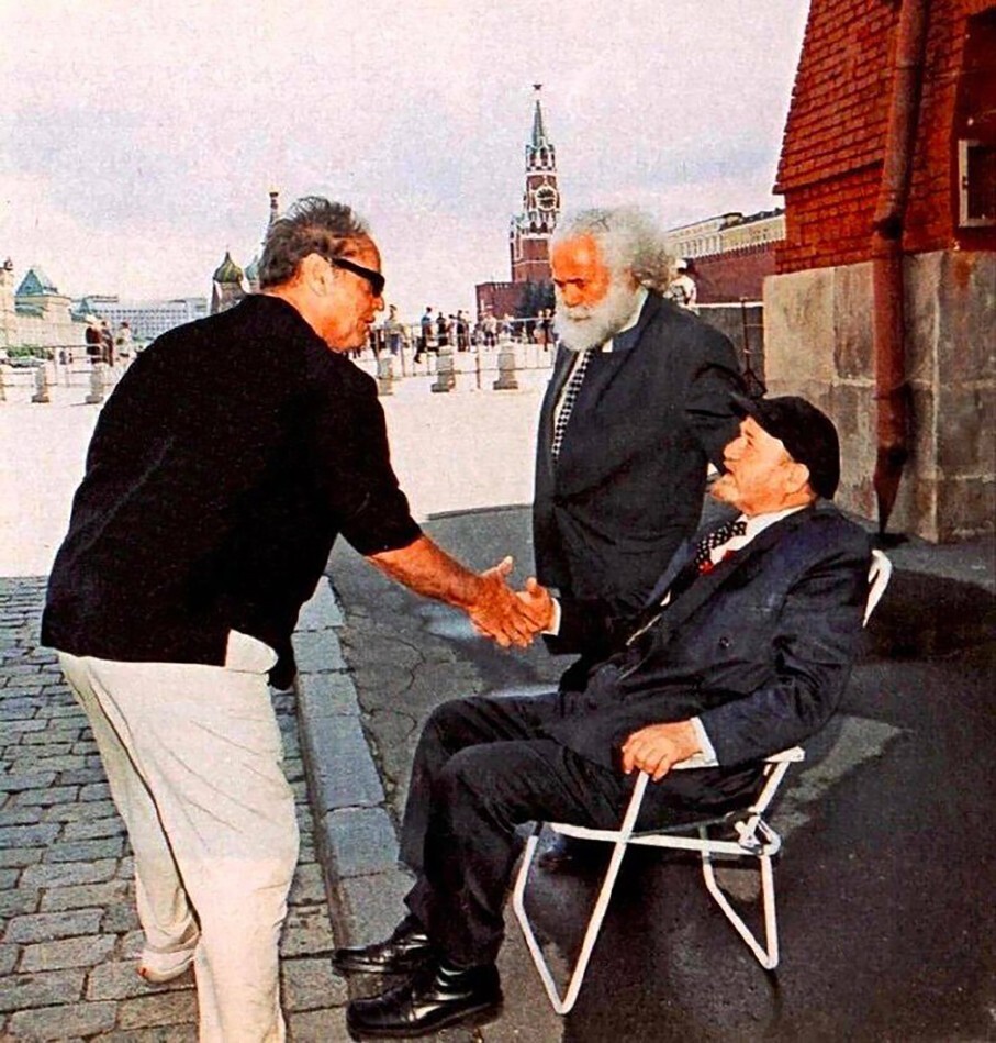 Джек Николсон пожимает руку Ленину на Красной площади, а Маркс на это всё смотрит. Москва, 2001 год
