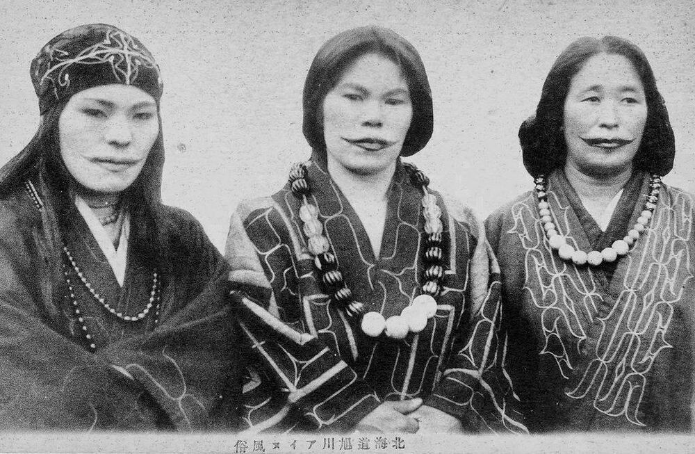 Женщины народности айну с традиционными татуировками на губах, Япония, 1915 год