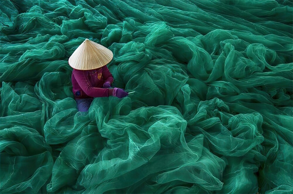 5. «Женщина ремонтирует рыболовную сеть. Фото Дэнни Йен Син Вонг, Вьетнам»