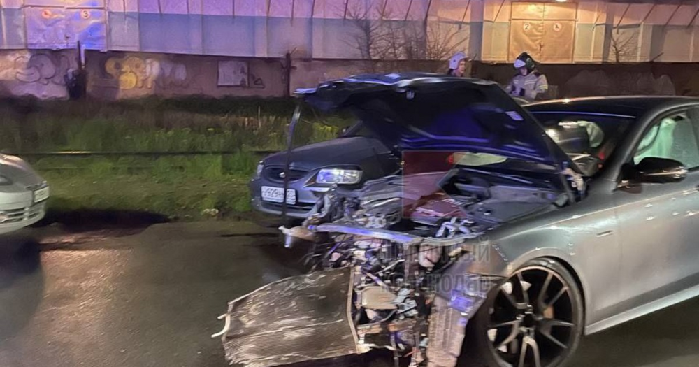 В Краснодаре 16-летний подросток на Мерседесе протаранил девять автомобилей