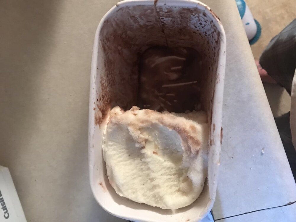 5. Мой сын специально попросил шоколадно-ванильное мороженое