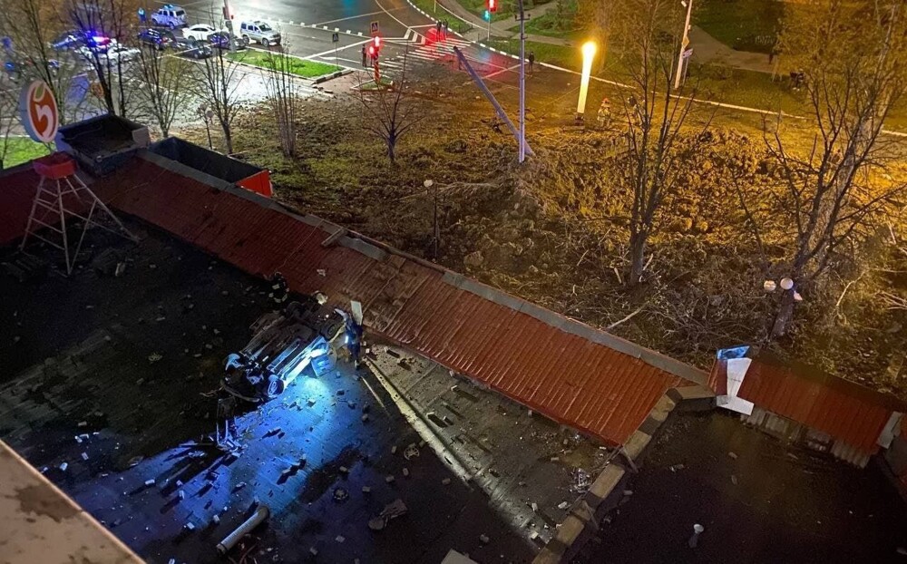 В результате взрыва посреди улицы в Белгороде образовалась 20-метровая воронка