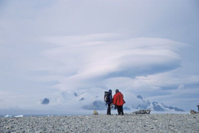 25. В 2014 году произошло первое знакомство через Тиндер в Антарктиде. Мужчина, работающий на антарктической станции, и женщина, разбившая лагерь неподалёку, нашли друг друга в самой отдаленной части мира
