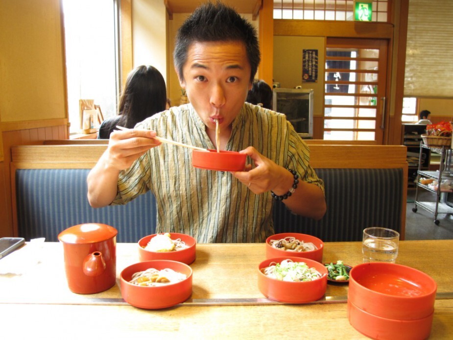 23. Японское выражение "Kuchi zamishi" означает приём пищи, когда вы не голодны, но когда "вашему рту одиноко"