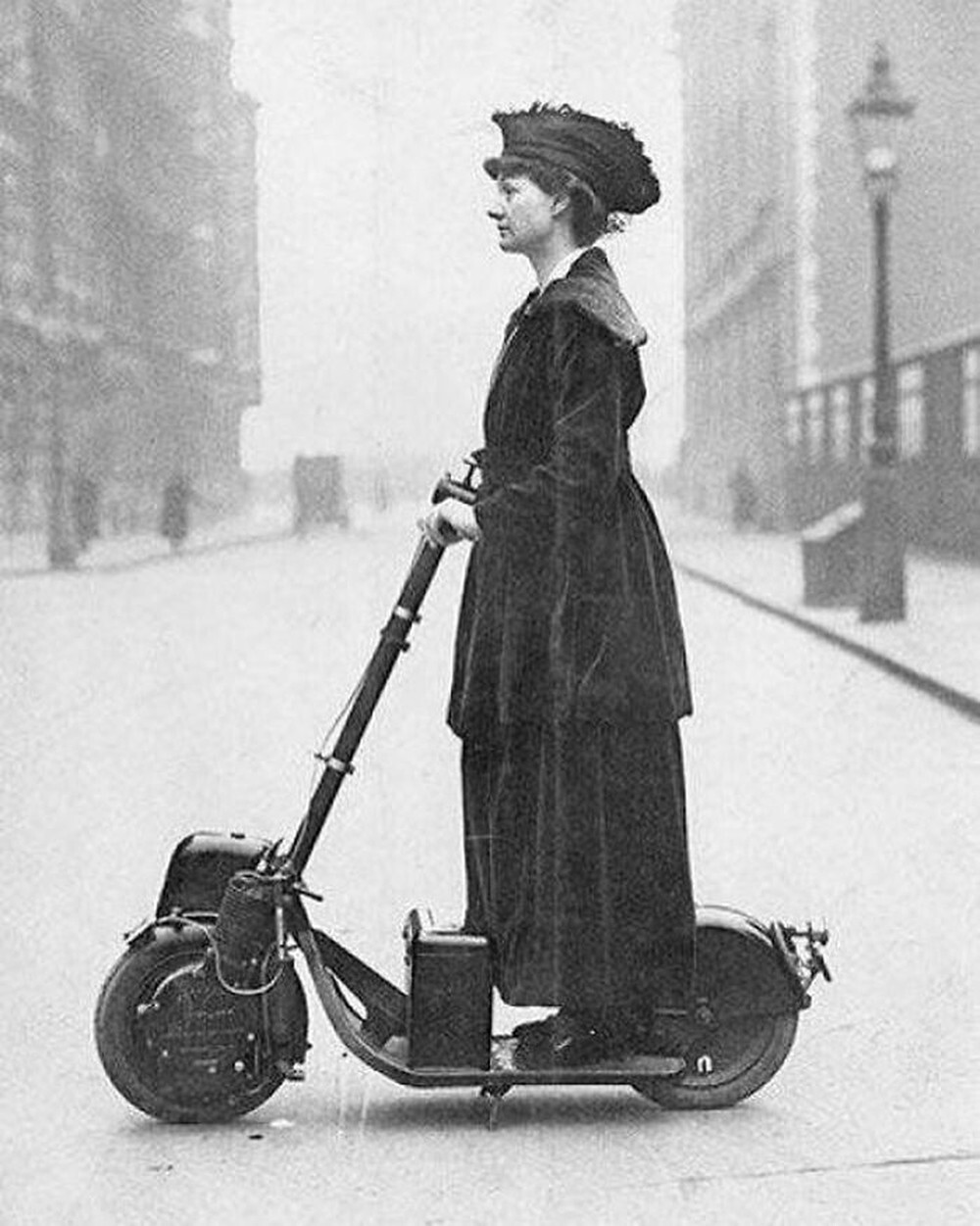 15. Суфражистка леди Флоренс Норман едет на работу в Лондон на своем мотороллере в 1916 году