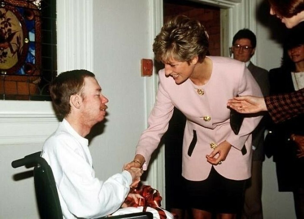 2. Принцесса Диана пожимает руку больному СПИДом, не надев перчатки, 1991 год