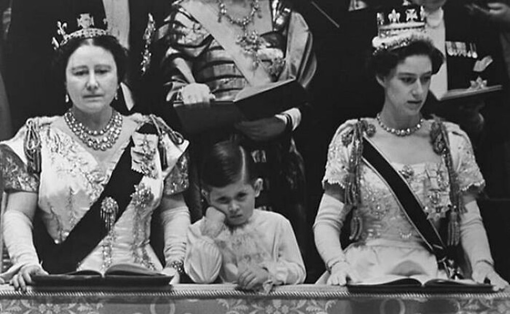 30. 4-летний Чарльз, будущий Карл III, скучает на коронации своей матери Елизаветы II