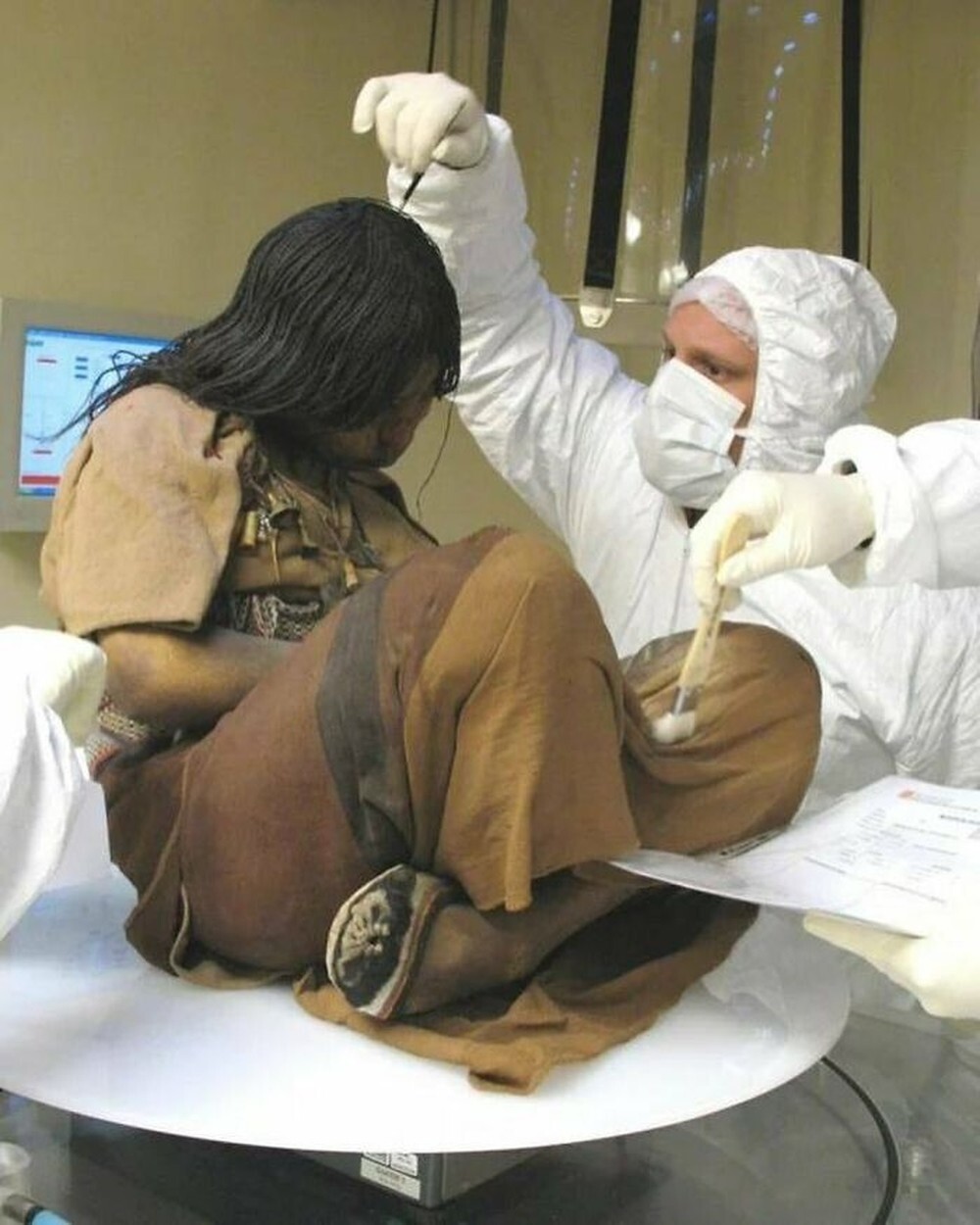 25. Ученые изучают мумию 15-летней девочки, известную как «Ла Дончелла», которая жила в империи инков