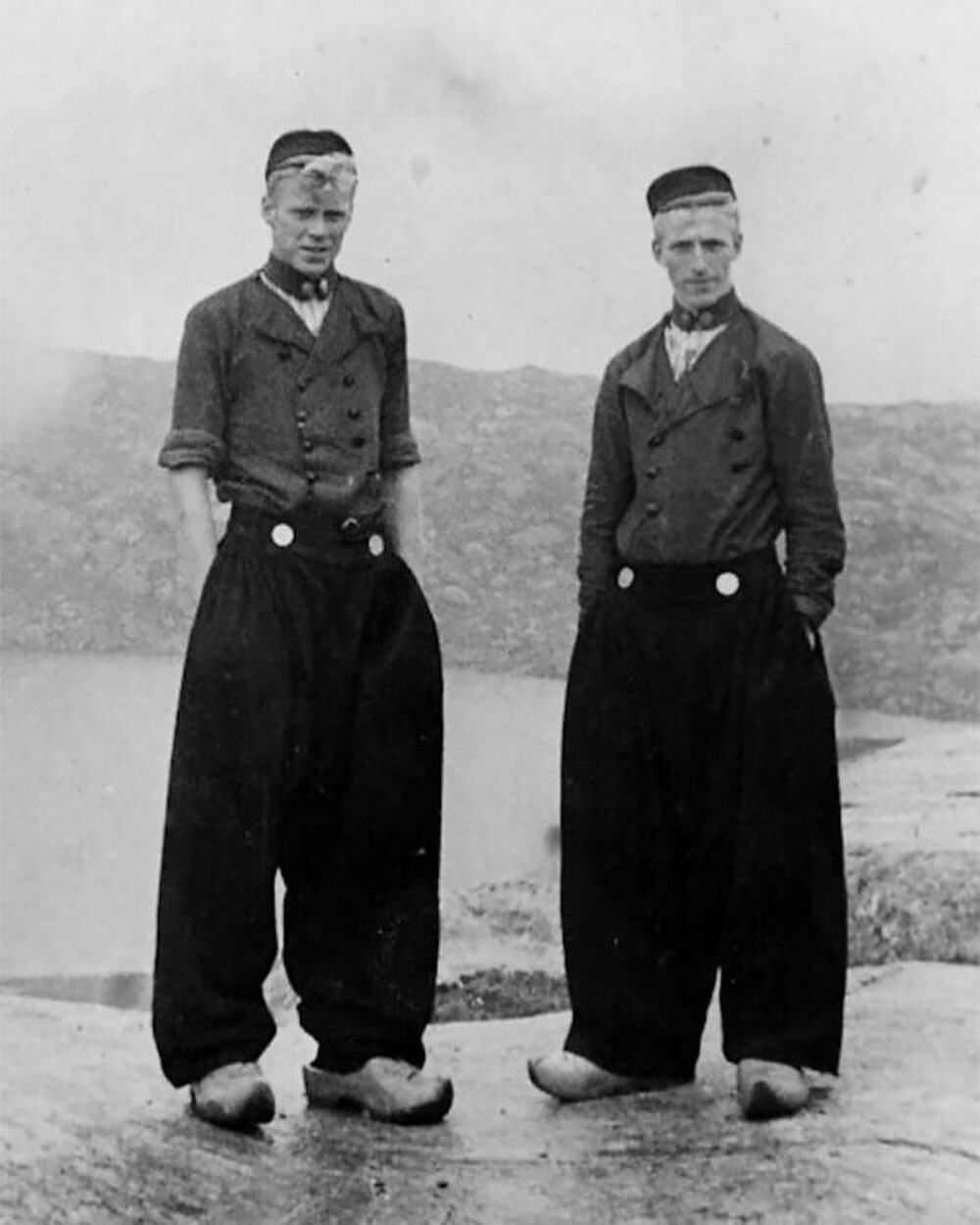 19. Голландцы в традиционной одежде, 1900 год