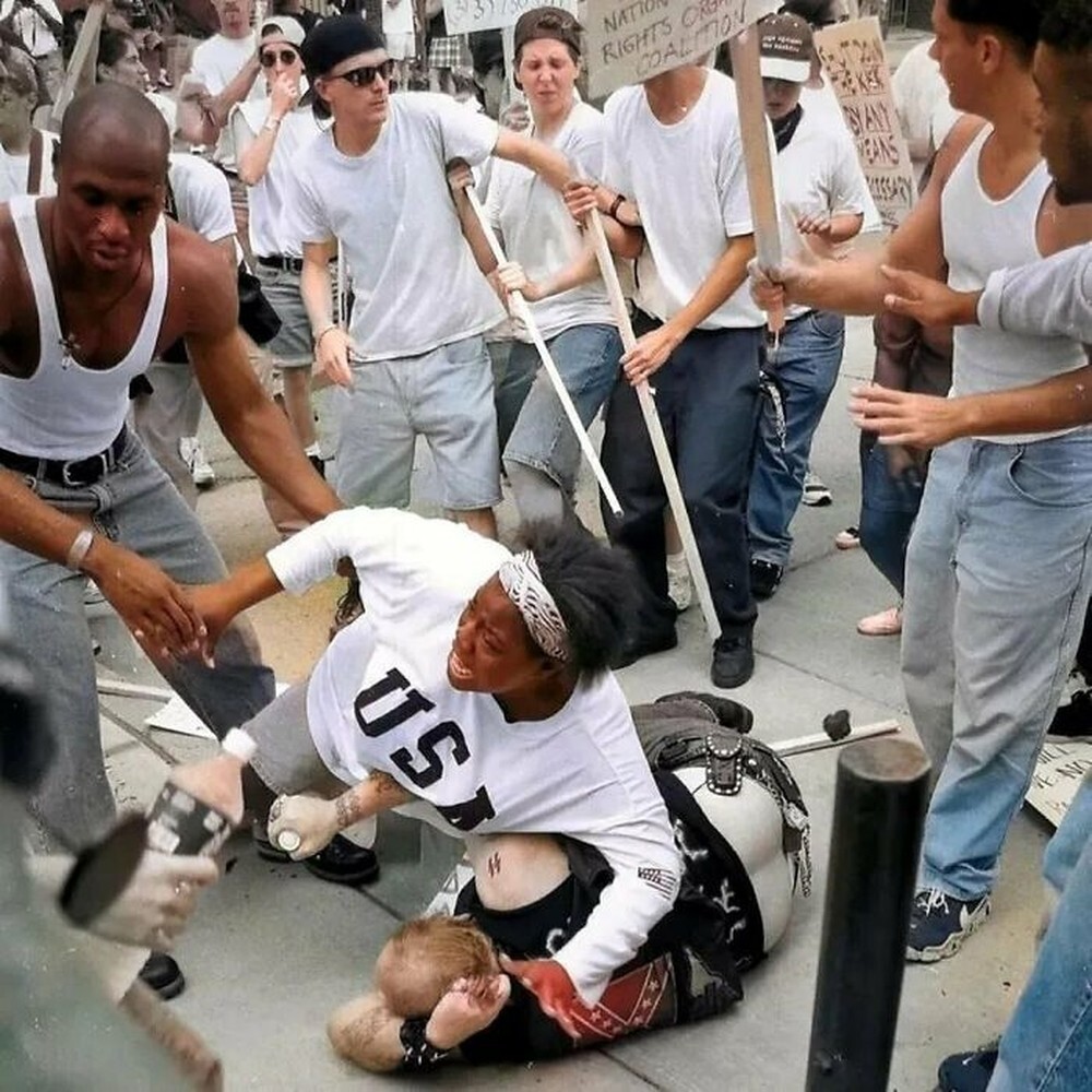 6. 18-летняя Кешия Томас защищает сторонника превосходства белой расы от разъяренной толпы во время митинга против Ку-клукс-клана, 1996 год