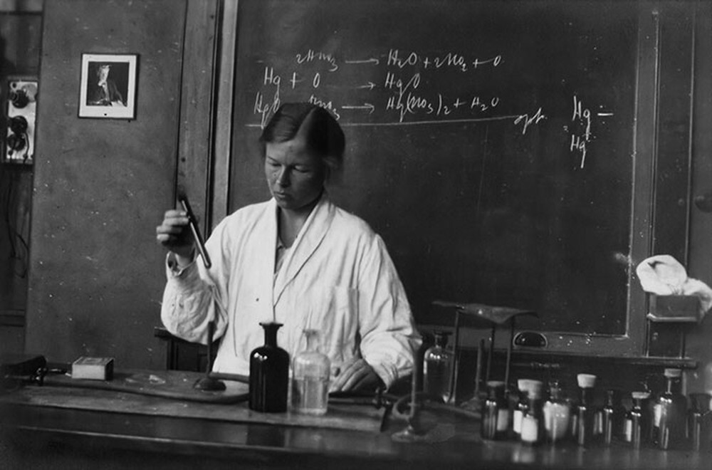 18. Учительница химии, 1923 год