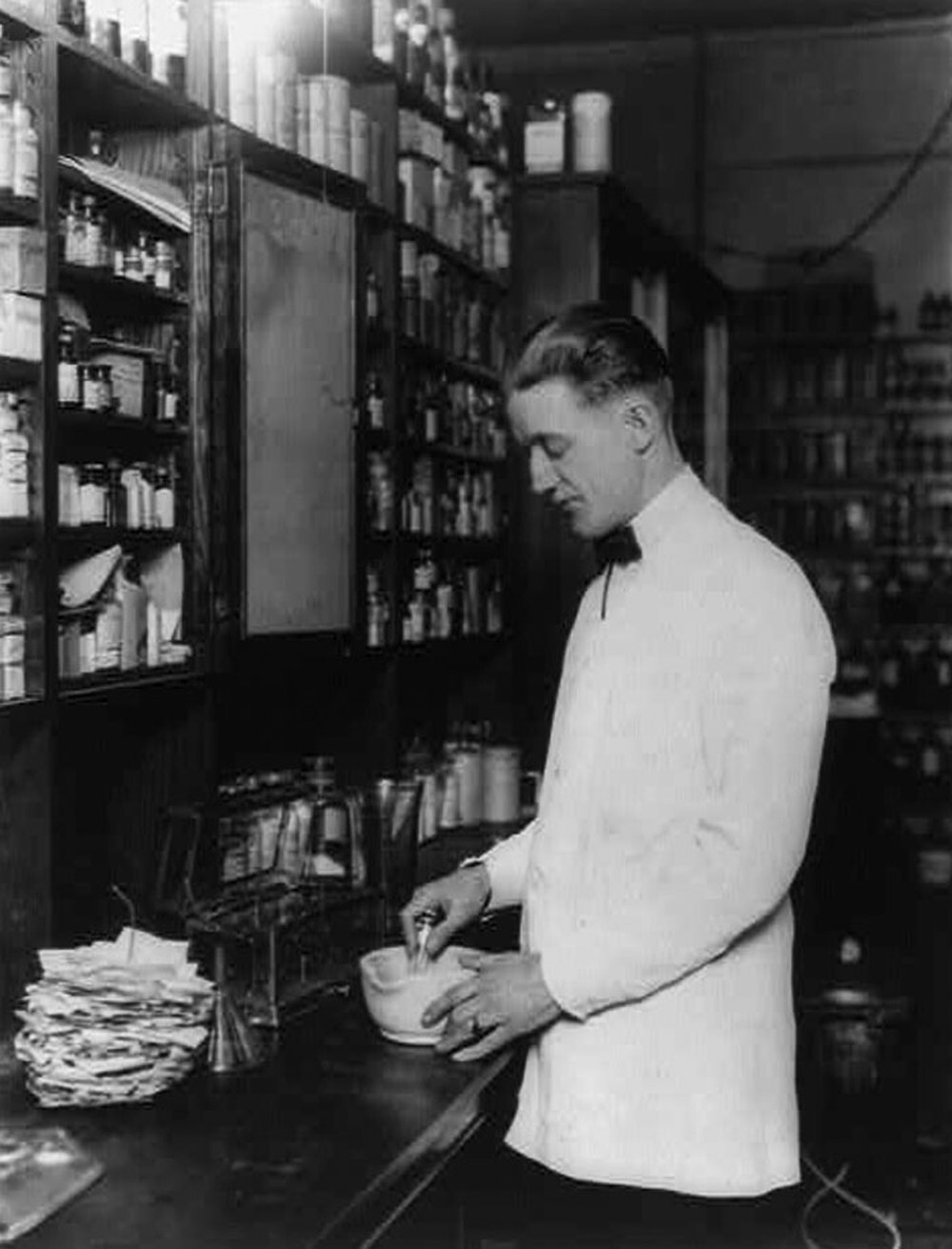 13. Фармацевт толчет лекарства ступкой и пестиком. 5 марта 1923 года