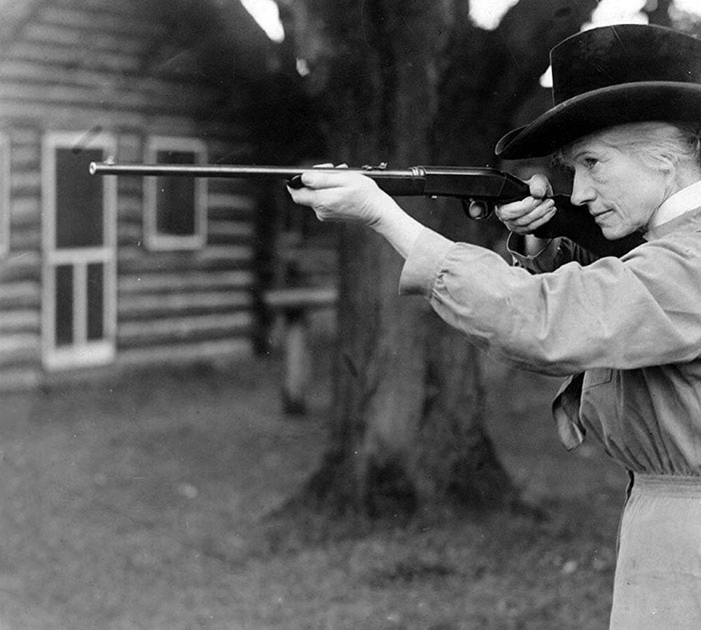1. Фиби Энн Моузи Батлер, также известная как Энни Оукли, — знаменитая женщина-стрелок, прославившаяся своей невероятной меткостью. 1922 год