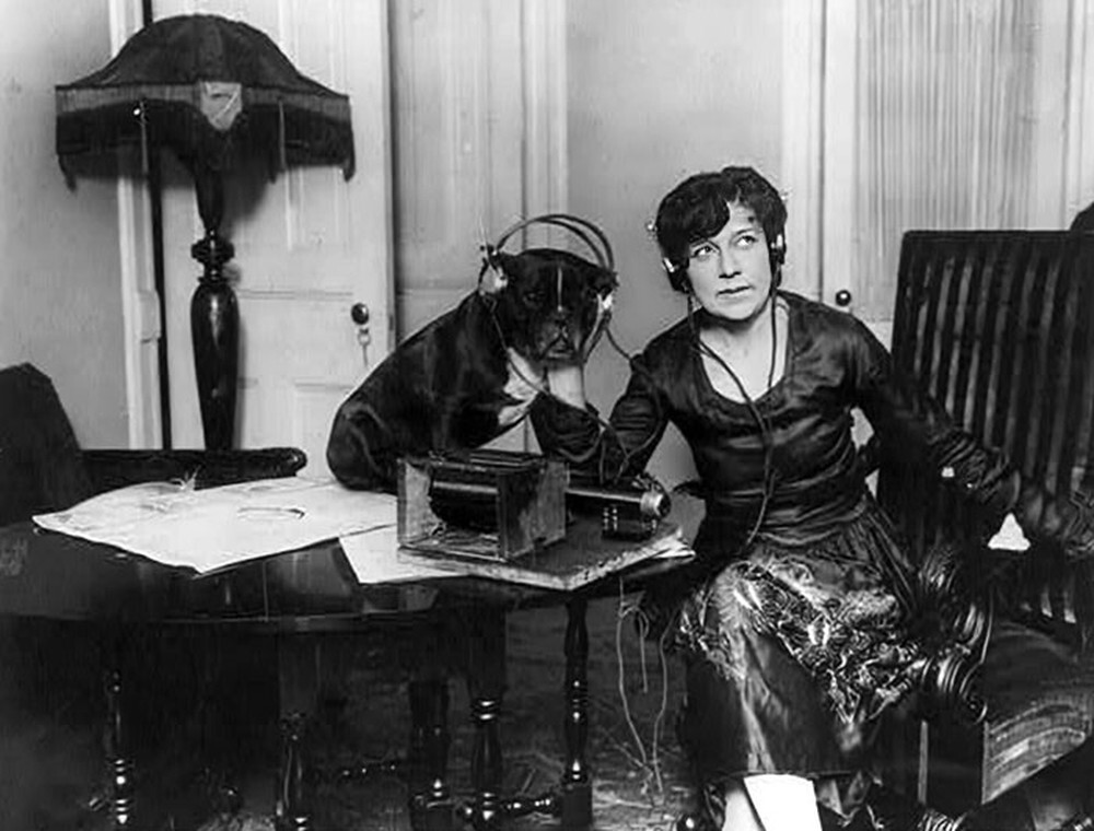 4. Мадам Аста Суворина и пёс Бастер слушают радио, 1922 год