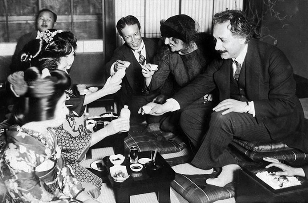 14. Альберт и Эльза Эйнштейн в Японии в гостях у местных, 1922 год